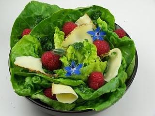 Grüner salat mit himbeeren und käse