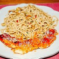 Yakitori Chicken und asiatischer Eiernudel-Salat