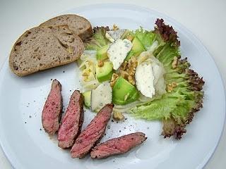 Steakstreifen mit spargel und käse salat