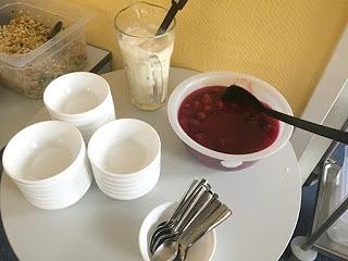 Kirsch-Beeren-Grütze mit Vanillesoße