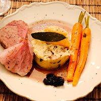 Mangalitza Rücken in Salbeimilch gegart an Vanille Rüben, Schalotten Jus und Mediterraner Kartoffelmousseline