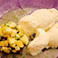 Kokoseis mit Bananen Koriander Chutney