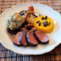 Hirschrücken mit Maronensoße an zweierlei vom Kürbis und Rübe und Semmelknödel