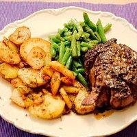 Impala Steak in Wacholder-Pfefferkruste mit Gin-Soße grünen Bohnen und Bratkartoffeln