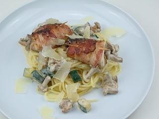 Fruchtige hähnchenpralinen im speckmantel mit pfifferling-zucchini-rahmnudeln