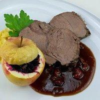Unser weihnachtsmenü 2018 - burgunder-hirschbraten und bratäpfeln mit rotkrautfüllung