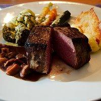 Wagyu Roastbeef (Kobe) an Herbstgemüse in Safran-Madelschaum und Kartoffelpüre mit Steinpilzsoße