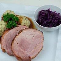 Spanferkelkrustenbraten mit Speck-Semmelknödeln und Rotkrautsalat