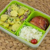 Bento nr. 663 kartoffelsalat mit spanferkelbraten.