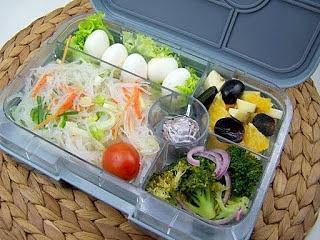 Bento mit Glasnudelsalat und Wachteleiern