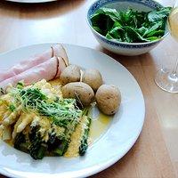 Spargel mit Schinken und Sauce Hollandaise