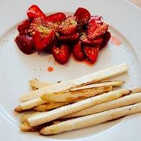 Spargelsuppe + Spargel mit Erdbeeren