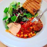 Lammhack mit Harissa Joghurt, Kichererbsen und Wildsalat