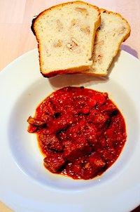 Gulasch mit frisch gebackenem Walnussbrot