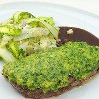 Rumpsteak mit Bärlauchkruste an Spargel-Couscous-Salat