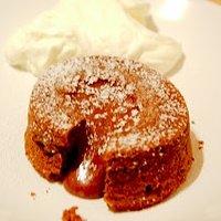Kleiner Schokoladenkuchen mit flüssigem Schokokern