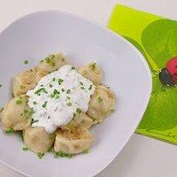 In butter geschwenkte pelmeni mit schnittlauchsahne