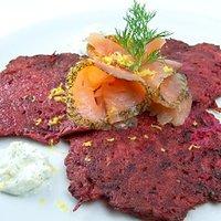 Rote beete puffer mit lachs und zitronendip