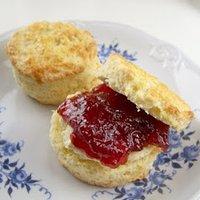 Joghurt-Scones mit clotted Creme und Erdbeermarmelade