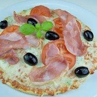 Pizza mit Proscuitto cotto und zweierlei Käse