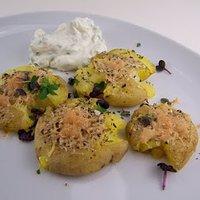 Gratinierte Quetschkartoffeln mit Schnittlauch-Dipp