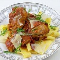 Hähnchenkeulen mit Tomaten-Steinpilz-Sugo