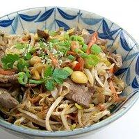 Gebratene vietnamesische Nudeln mit Rindfleisch