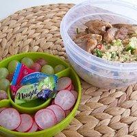 Bento nr. 558 couscous-salat mit gebratenem hähnchenfilet.