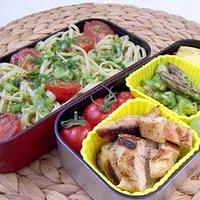 Bentio nr. 493 nudelsalat mit pesto und hühnchen.