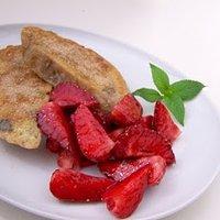 French Toast mit Erdbeerragout