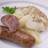 Spargelragout mit Semmelknödeln und Hirschknackwurst