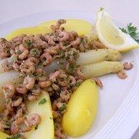Spargel mit gekräuterten Nordseekrabben