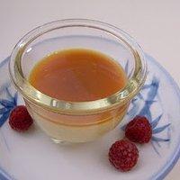 Selbstgemachter Tofu-Pudding mit Karamellsoße