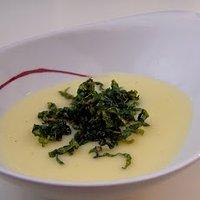 Schwarzwurzel-Kartoffel-Suppe mit frittiertem Schwarzkohl