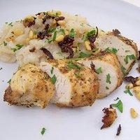 Technische küchenschlacht um eine mediterrane hühnerbrust mit schwarzwurzelrisotto