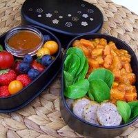 Bento nr. 408 süßkartoffel-salat mit lammwürstchen.