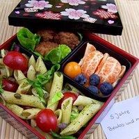 Bento nr. 400 5erlei-nudelsalat mit pestodressing und veggiebällchen.
