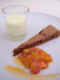 Schokoladentarte mit karamellisierten Orangen und einer Yuzu-Mousse