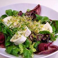 Gemischter Blattsalat mit gratiniertem Ziegenkäse