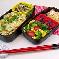 Bento nr. 381 geflügelsalat mit misodressing und dazu kartoffelsalat.