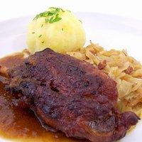 Schweinshaxe mit Kartoffelknödeln und bayrisch Kraut