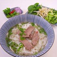 Rindfleischsuppe mit reisbandnudeln (phở bò)