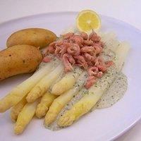 Spargel mit kräutersoße und krabben zum ende der spargelsaison