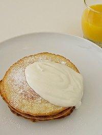 Pancakes mit Cream-Topping zum Sonntagsfrühstück