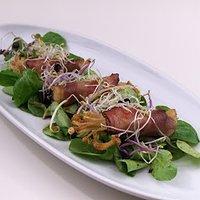 Enoki-Schinken-Röllchen auf Salat