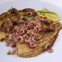 Scholle mit Nordseekrabben und Bratkartoffeln