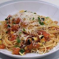 Linguini mit Tomaten-Zucchini-Sugo