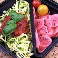Bento nr. 271 rohkostnudeln mit tomatensoße.