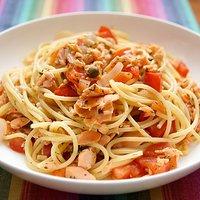 Spaghetti mit geräuchertem Lachs und Kapern