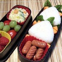 Bento nr. 268 onigiri mit rühreifüllung.